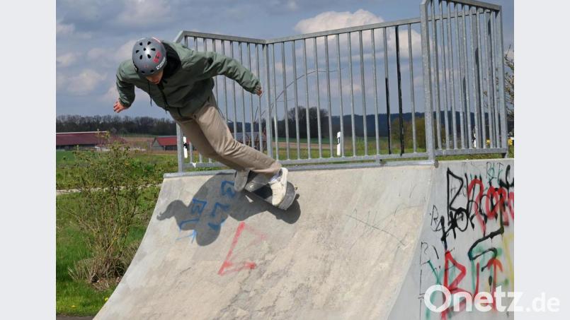 Auf der Poppenrichter Skaterbahn geht es bei schönem Wetter rund. Gut 30 Skateboarder, Scooter-, Inliner- oder BMX-Fahrer, außerdem Spaziergänger oder zufällig vorbeikommende Radfahrer, die dem sportlichen Treiben gespannt zuschauen, sind hier selten anzufinden. "Frisches Trinkwasser hätten wir an heißen Tagen schon ganz gern", sagen die jugendlichen Skateboarder. Bild: gf