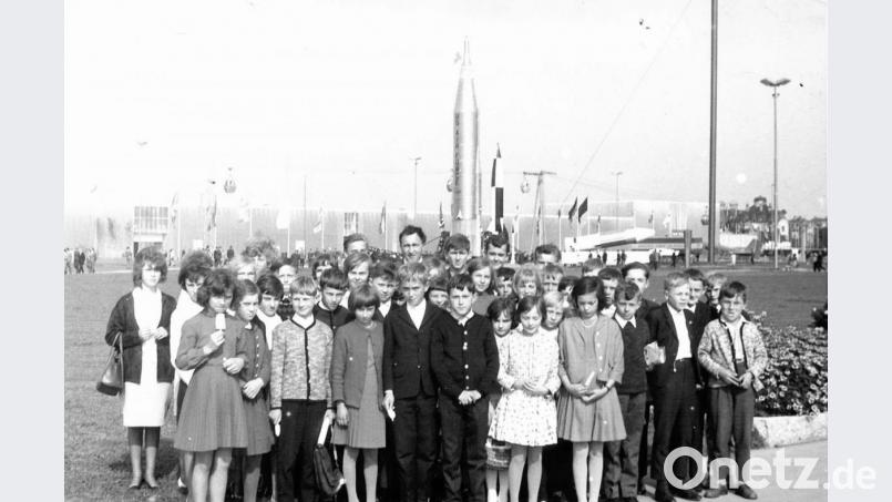 1965 unternahm Lehrer Heiner Kohl (hinten, Mitte) mit seinen Schülern einen Bildungsausflug nach Sinsheim in das Verkehrsmuseum. Mit dabei war auch Bürgermeister Ferdl Buchfelder. Bild: Archiv Fürk