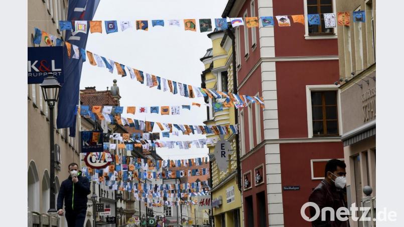 So schön ist es zurzeit in der Amberger Georgenstraße, Zahlreiche Wimpel-Ketten sorgen für bunte Abwechslung. Bild: Petra Hartl