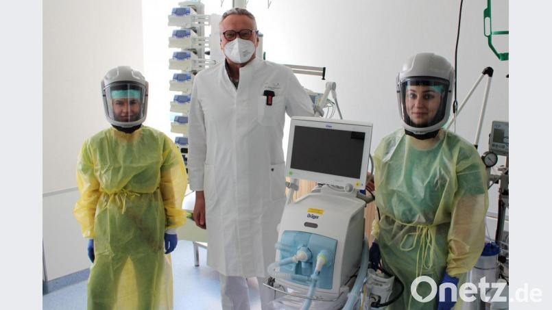 Die Großspende von Peter Unger ermöglicht am Klinikum Weiden einen Langzeittest der neuen Schutzanzüge für die Mitarbeiter. Die Ausrüstung garantiert nicht nur die optimale Sicherheit, sondern auch mehr Komfort. Anästhesie-Chefarzt Dr. Jürgen Altmeppen (Mitte) freut sich zudem über die neueste Generation hochmoderner Beatmungsgeräte. Bild: Kliniken Nordoberpfalz