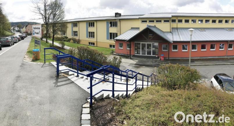 Auf dem Gehweg bei der Treppe zum Haupteingang der Grund- und Mittelschule Pressath steht immer wieder ein Mann, um gegen Corona-Maßnahmen zu protestieren. Bild: Gabi Schönberger