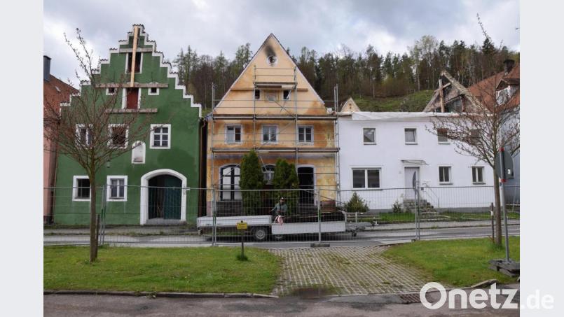 Faktisch herrscht Stillstand bei der Sicherung des Brandhauses Marktplatz 20 in Hohenburg. Für verschiedene Auflagen ist die Frist schon verstrichen. Nun nimmt der Verkehr im Ort zu, weil die Brücke im Verlauf der Staatsstraße wieder frei befahrbar ist. Bild: bö