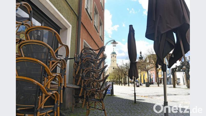 Noch stapeln sich die Stühle vor den gastronomischen Betrieben am Unteren Markt in Weiden. Ab Montag könnten nach Monaten wieder Gäste darauf Platz nehmen. Bild: Gabi Schönberger