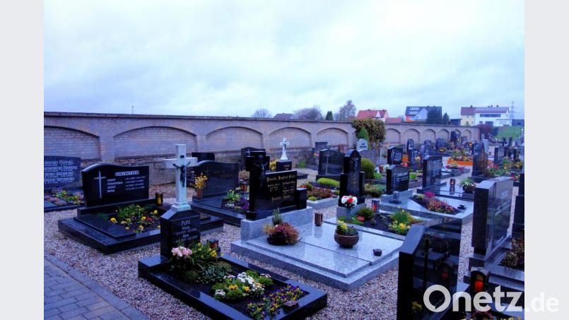 Unübersehbare Risse in der Altenstädter Friedhofsmauer veranlassten den Stadtrat zur Aufnahme der Sanierung in den diesjährigen Haushaltsplan. Dies verunsichere nun die Bürger des betroffenen Stadtteils. Bild: fjo