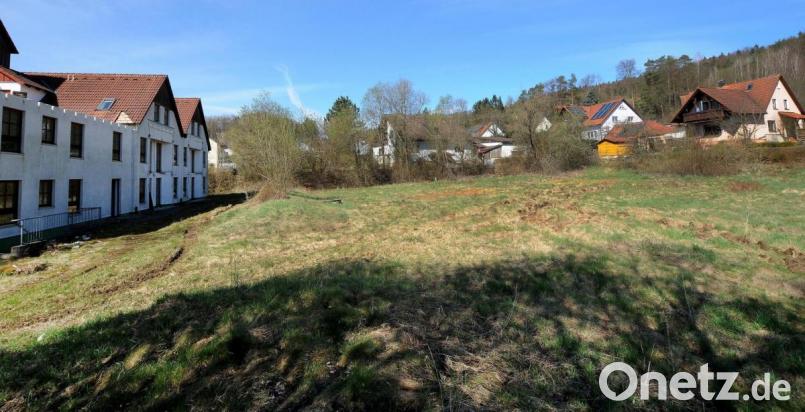 Das für die beiden Häuser mit je 16 Eigentumswohnungen vorgesehene Grundstück grenzt an das frühere Seniorenwohnstift Weißenstein (links) an. Bild: Stephan Huber