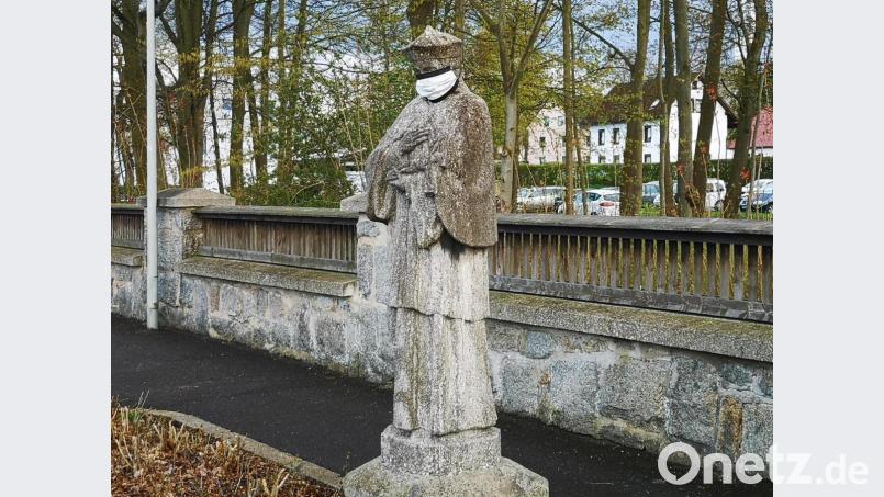 Der heilige Nepomuk auf der Färberbrücke in Mitterteich trägt seit einiger Zeit eine Maske. Bild: lnz