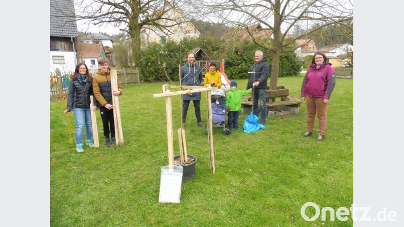 Mit den Kindern und Eltern freut sich Gartenbauvereinsvorsitzender Edi Eckl (Zweiter von rechts) über die erfolgreiche Apfelbaumzucht. Bild: ibj