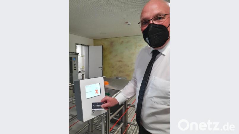 Oberbürgermeister Oliver Weigel testet schon mal die Eintrittskarte fürs "MAK-Bad". Bild: Peggy Biczysko/FPH