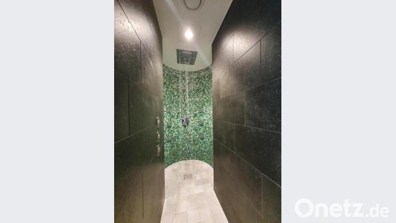 Die Erlebnisdusche im Wellnessbereich springt automatisch an, wenn man sich darunter stellt. Bild: Peggy Biczysko/FPH