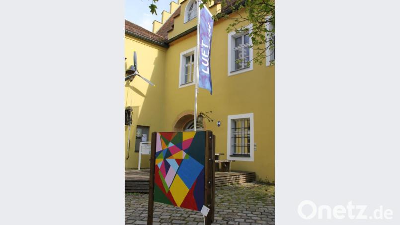 Ein spannendes Kaleidoskop als begehbares Modell hat Dorothe Pfeiffer von der Werkstatt für Kinder Amberg mit ihren Schülern aus der Dreifaltigkeits-Grundschule realisiert, das vor dem Luftmuseum steht. Bild: ads