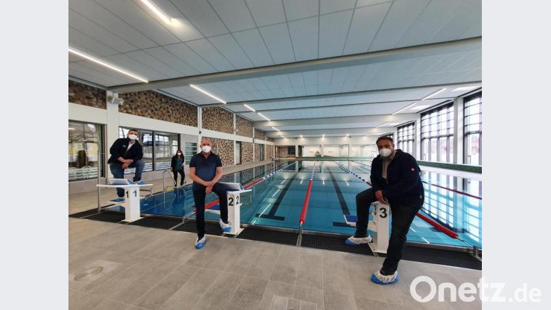 Sanierungsbeauftragter Stefan Kreuzer, Silvia Soares (KUM-Öffentlichkeitsarbeit), Schwimmmeister Hubert Weigert und Kämmerer Markus Brand (von links) freuen sich über die gelungene Sanierung des MAKBads, das vielleicht schon im Juni öffnen kann. Bild: Peggy Biczysko/FPH