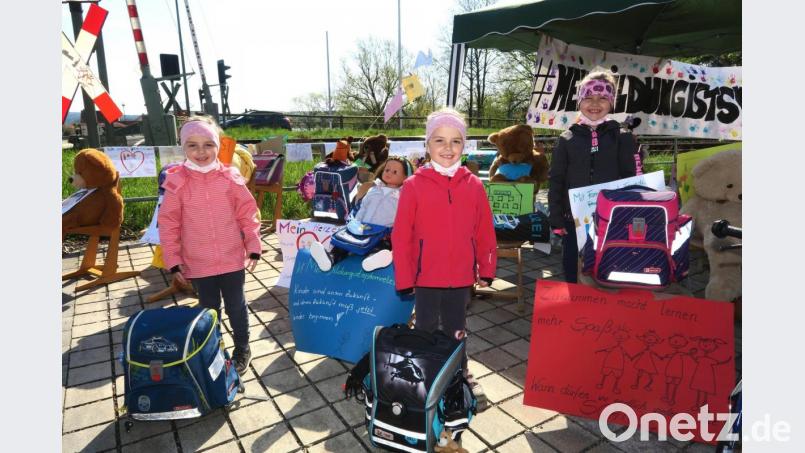 Luna, Jana und Emma (von links) freuen sich auf die Rückkehr in die Kita und die Schule. Sie vermissen den Kontakt zu ihren Freundinnen. Bild: Hirsch