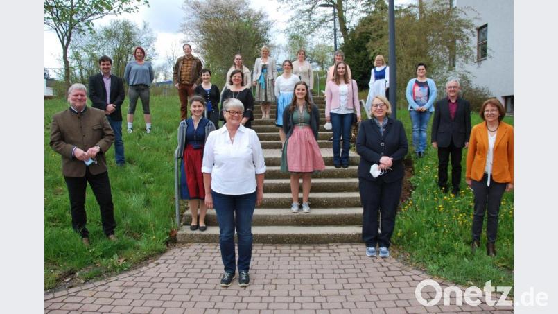 Die 13 Absolventinnen und Absolventen freuten sich mit ihren Lehrkräften, Behördenleiter Wolfhard-Rüdiger Wicht (links), Schulleiterin Ursula Eckert (vorne Zweite von rechts) über ihren erfolgreichen Abschluss. Bild: gsp