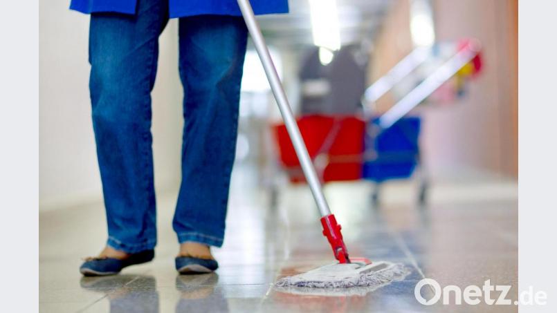 Der Auftrag für die Reinigung städtischer Gebäude sollte im Stadtrat vergeben werden. Ein SPD-Antrag zum Thema wurde beschlossen, lief aber ins Leere. Bild: Jens Büttner/dpa