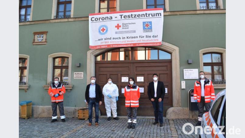 Organisatoren, Politiker und Mitarbeiter freuen sich über die neue Teststation im Rathaus (von links): Thomas Kleber, Reiner Gäbl, Laura Roth, Corinna Völkl, Sandro Galitzdörfer und Georg Rauch. Bild: Markt Eslarn/exb