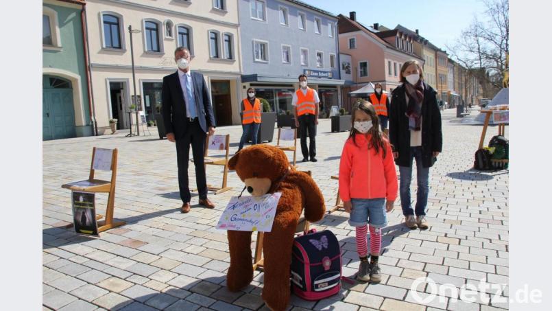 Barbara Lauerer (rechts) von der Initiative &quot;Lobby für Kinder&quot; beteiligte sich wie viele Gruppierungen in Ostbayern an einer Bilderausstellung von Schülern am Hirschauer Marktplatz. Bürgermeister Hermann Falk (links) begrüßte die Aktion für mehr Präsenzunterricht. Bild: ads
