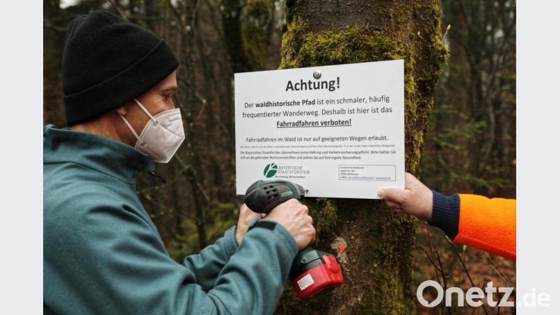 Eigenhändig schraubte Revierleiter Carsten Klöble das erste Schild &quot;Fahrradfahren verboten&quot; an den waldhistorischen Pfad Richtung Zipfeltanne. Bild: njn