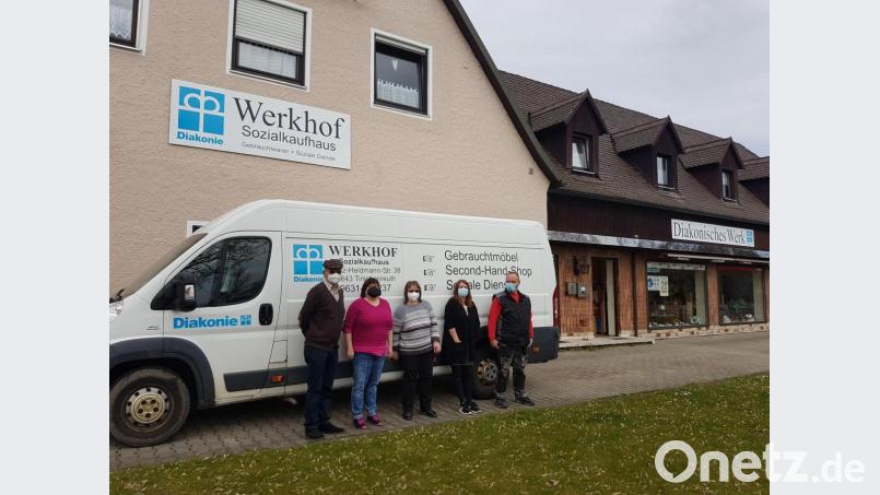 Ein Teil des Werkhof-Teams vor dem projekteigenen Transporter und dem Laden in der Franz-Heldmann-Straße. Bild: Werkhof Stiftland/exb
