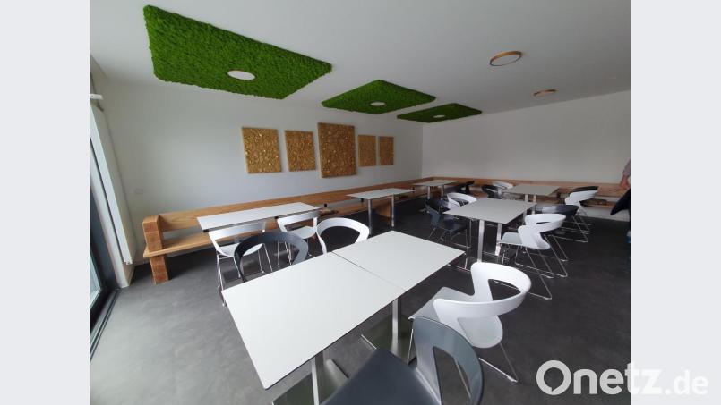 Eine echte Moosdecke im Restaurant reguliert das Raumklima in den neuen Räumen. Die goldenen Bilder stammen aus einem Nachlass, den die Stadt Marktredwitz jüngst geerbt hat. Bild: Peggy Biczysko/FPH