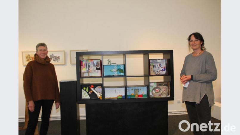 Die Werkstatt für Kinder Amberg unter der Leitung von Dorothe Pfeiffer (l.) bereichert mit einigen Kunstwerken ihrer Schüler die große Ausstellung im Rahmen der Jugendkunstschultage . Die Kuratorin des Kunstevents vom Landesverbands der Jugendkunstschulen und Kulturpädagogischen Einrichtungen Bayern e.V. Judith Bader (r.) die (T)Raum-Boxen der Amberger Nachwuchskünstler, die in der Stadtgalerie zu sehen sind. Bild: ads