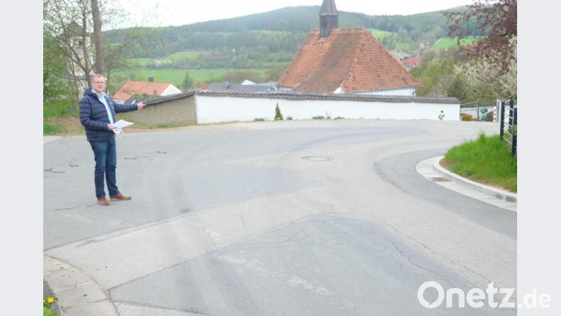 Die Eichelbergstraße wird durchgängig als Vorfahrtsstraße beschildert. Für alle anderen Ortsstraßen gilt „Rechts vor Links“. Im Bild Bürgermeister Franz Grabinger am neuralgischen Punkt: der Einmündung „Am Bleischacht“ beim Friedhof. Bild: ohr