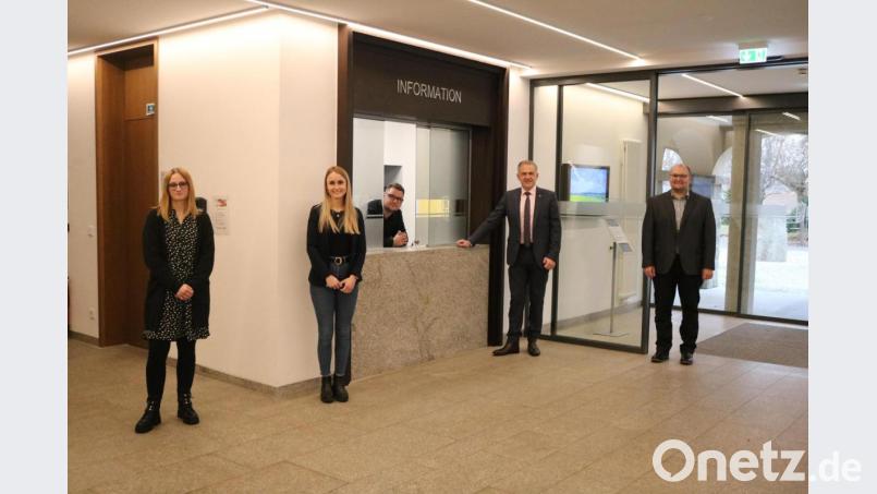 Landrat Roland Grillmeier (Zweiter von rechts) präsentierte mit Wolfgang Fenzl, dem Leiter der Hauptverwaltung (rechts), den umgebauten „Info-Point“ im Landratsamt. Mit im Bild (von links) Stefanie Meier, Marie Kammermeier und Michael Hecht, welche abwechselnd an dem Schalter tätig sind. Bild: Landratsamt Tirschenreuth/Sara Dietz/exb