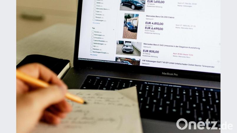 Ohne Recherche geht es nicht: Käuferinnen und Käufer müssen erst ein Gefühl für realistische Preise bekommen, bevor sie Angebote konkreter ins Auge fassen. Bild: Zacharie Scheurer/dpa