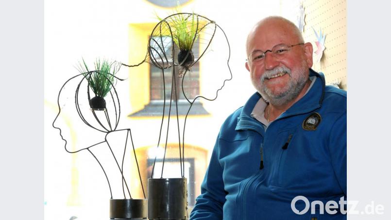 Seit dieser Woche stellt der Amberger Künstler Hermann &quot;Sam&quot; Stadler seine Kunstwerke in der Buchhandlung Mayr am Schrannenplatz aus. Dort sind sie direkt im Fenster gegenüber dem Stadttheater zu sehen. Bild: Stephan Huber