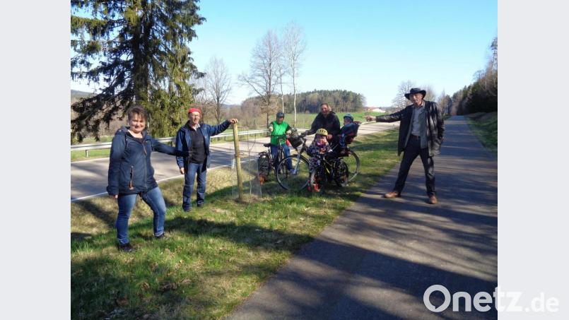 Die Bäume sind gepflanzt. Von links: Sonja Meier und Alfons Linsmeier mit einer Gruppe Radfahrer und Dr.Günter Gilch (rechts) Bild: amö