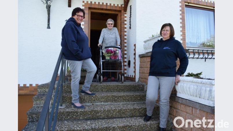Mit einem Blumengebinde überraschte der VdK Ortsverband Pfreimd seine weiblichen Mitglieder zum Muttertag. Vorsitzden Gerdi Gradl (links) und ihre Helferin Hildegard Dippl (rechts) statteten Anita Höhle einen Besuch ab. Bild: bnr