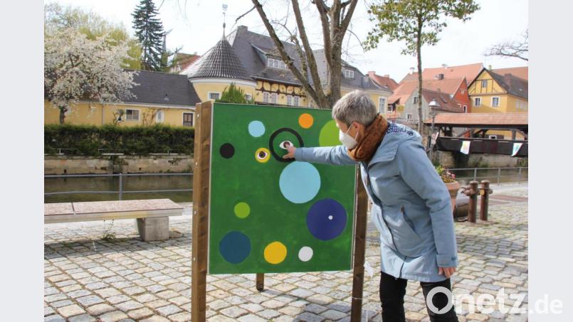 Die Gucklochkiste, ein interessantes Kaleidoskop in der Schiffgasse, hat Dorthe Pfeiffer von der Werkstatt für Kinder Amberg mit Schülern der Dreifaltigkeits-Grundschule geschaffen. Bild: ads