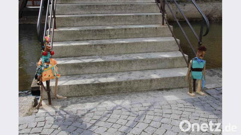 Seit dem Wochenende bewachen im Rahmen des Jugendkunstschultags der Wächter für die Freiheit und die Fee für die Natur von Schüler von der MuKuNa Werkstatt für Kinder Gilching die Schiffbrücke. Bild: ads