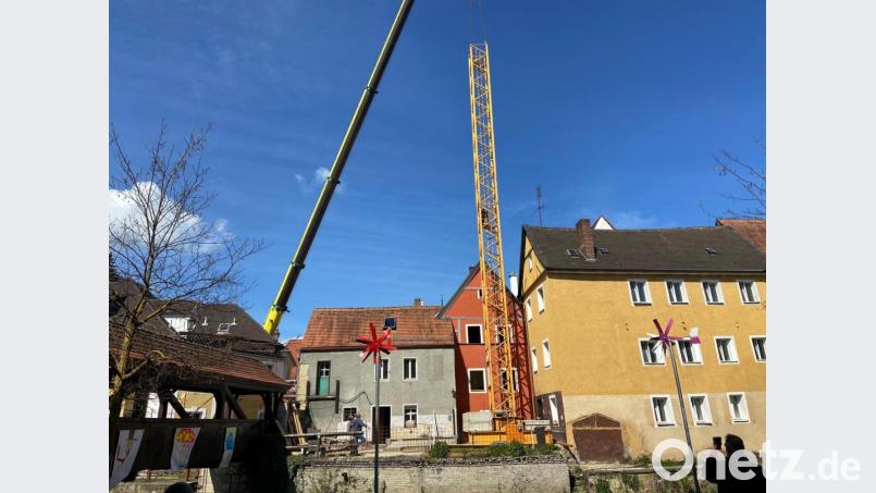 Mit einem großen Autokran werden die Einzelteile des Baukrans für das „Bootshaus“ ans Vilsufer gehoben. Bild: ass