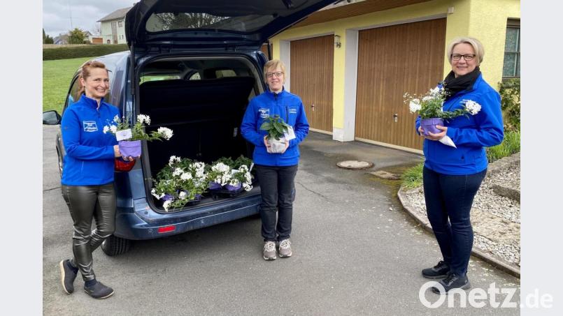 Über 60 Blumen überreichten Petra Schwingshandl, Melanie Fröhlich und Daniela Bauer (von links) am Wochenende ihren weiblichen Vereinsmitgliedern. Bild: nza