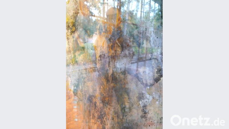 Die Künstlerin, die sich in ihrem Kunstwerk spiegelt. Bild: Julia Himmelhuber/exb
