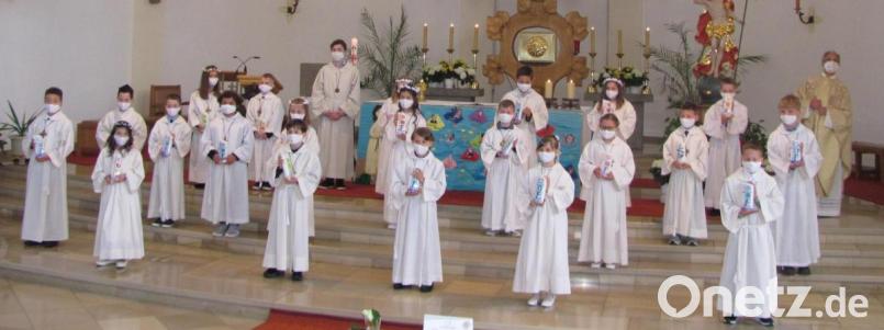 Am Sonntag gingen in Weiherhammer 21 Kinder zum ersten Mal zum Tisch des Herrn. Pfarrer Varghese Putenchira bestätigte ihnen, dass sie sich immer auf Jesus verlassen können. Bild: sei