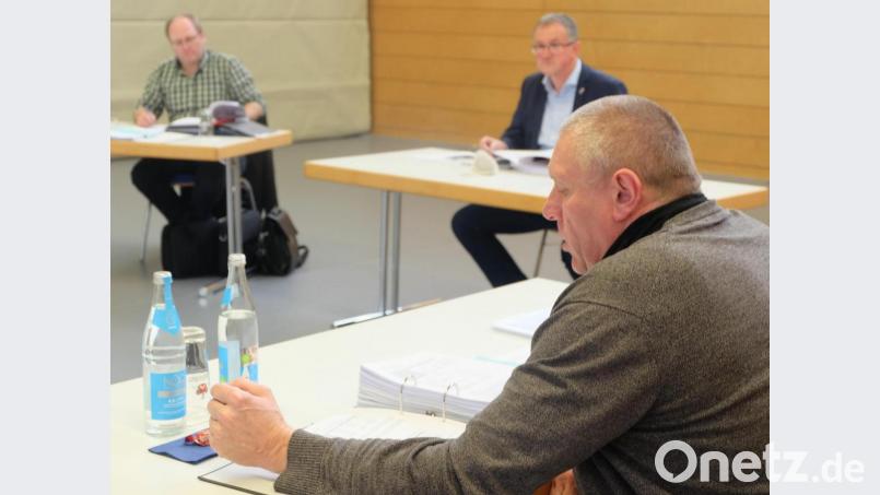 Der stellvertretende Kämmerer der VG Schwarzenfeld, Georg Bauer (vorne) erläutert detailliert den Vorbericht zum Haushaltsplan 2021 für den Zweckverband zur Wasserversorgung der Pretzabrucker Gruppe. Im Hintergrund (von rechts) Vorsitzender Franz Grabinger und Gerhard Brunner, Ansprechpartner für alle Belange der Wasserversorgung in der VG Schwarzenfeld. Bild: ohr