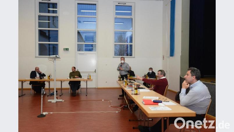 Günther Pichlmeier, Firma Corwese (stehend) stellt in der Marktratssitzung am Dienstagabend das Ergebnis der Markterkundung vor. Er appellierte an das Gremium, nach dem Ende der Sommerpause über den Umfang des Ausbaues zu entscheiden. Bild: bey
