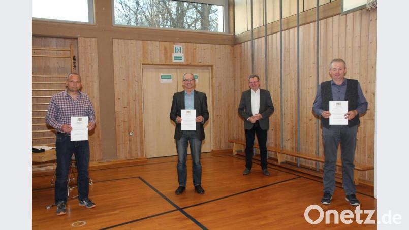Bürgermeister Martin Prey (Zweiter von rechts) überreichte den Gemeinderäten (von links) Wunibald Zwack, Werner Schäffer und Johann Praß die kommunale Dankurkunde. Bild: frd