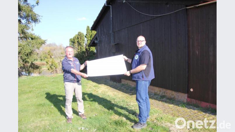 Stolz präsentieren Vorsitzender André Röckl (rechts) und sein Stellvertreter Markus Schultes die Pläne für den An- und Umbau der Fischerhütte. Der Bauantrag ist mittlerweile schon bei der Stadt eingereicht. Bild: kro