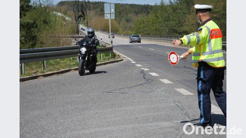 Der Verkehrspolizist winkt an der Vilstalstraße einen Motorradfahrer heraus. Bild: gsp