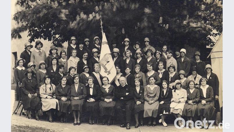 Diese Aufnahme aus den 1930er Jahren zeigt die Marianische Jungfrauenkongregation mit Pfarrer Franz Perlinger (vorne, Mitte). Das Foto entstand gegenüber dem Gasthaus „Stadt Wien“ und neben Josef Härtls Lebensmittelgeschäft am Wiesauer Kreuzberg. Bild: Archiv Robl