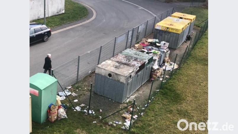 So sieht der Containerplatz in der Veit-Stoß-Straße vor allem an Wochenenden oder nach Feiertagen aus. Bild: uz