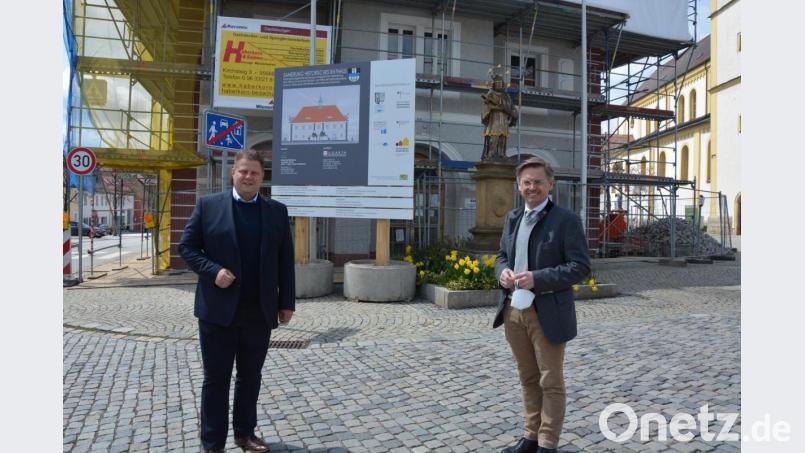 Bürgermeister Stefan Grillmeier (links) freute sich über die Nachricht von der Förderzusage durch die Bayerische Landesstiftung, die von MdL Tobias Reiß überbracht wurde. Dadurch gibt es für die Sanierung des des Historischen Rathauses (im Hintergrund) einen weiteren Zuschuss in Höhe von 40.000 Euro. Bild: jr