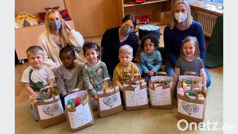 Die Tüten, welche Eltern und Kindern Freude machen sollen, sind gefüllt. Sie wurden rechtzeitig zum Muttertag ausgeliefert. Bild: Völkl