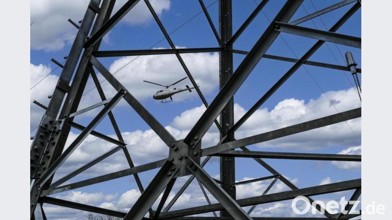 Aus dem Hubschrauber heraus prüfen Techniker der Bayernwerk Netz GmbH die Hochspannungsleitungen. Die Befliegungen finden regelmäßig im gesamten Netzgebiet statt. Bild: Andreas Leder/Bayernwerk/exb