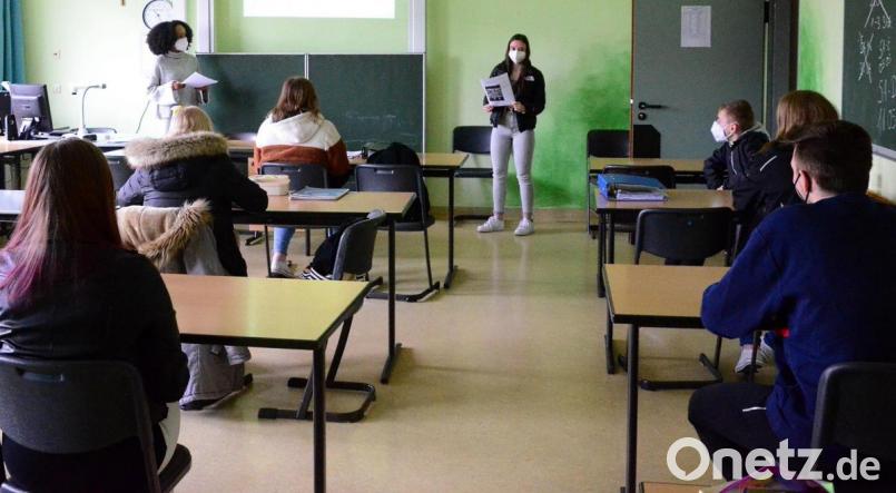 Auch die Klasse 10 c beteiligte sich am Online-Unterricht zum Thema &quot;Häftlingsalltag&quot;. Präsentiert wurde die schulische Veranstaltung von den beiden Schülerinnen Aliyah Houser und Marie Fenzl. Bild: Kunz