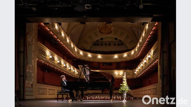 Mit einem Beethoven-Chopin-Recital feierte Alexej Gorlatch seine Premiere im Stadttheater Amberg. Bild: Jonas Würdinger/Stadttheater Amberg