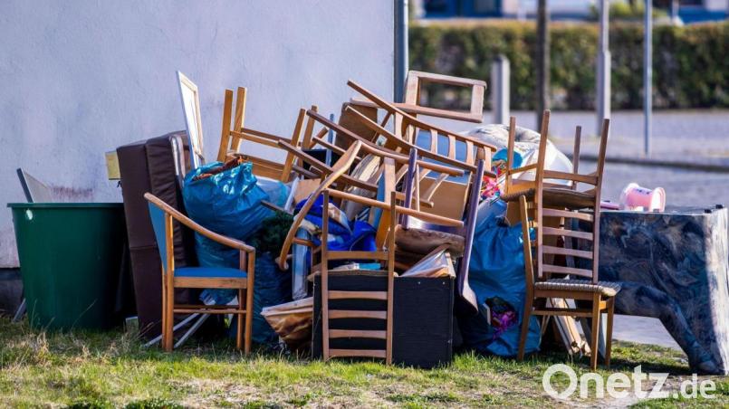 Alte Möbel und Sperrmüll stehen neben einem Haus zur Abfuhr bereit. Symbolbild: Jens Büttner/dpa