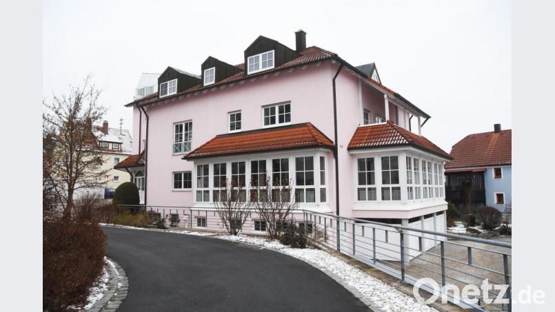 Wohin führt der Weg? Das HPZ Irchenrieth bräuchte das frühere Hotel &quot;Am Hofgarten&quot; dringend als Wohnheim. Hohe Auflagen und Kosten sind für den nötigen Umbau aber seit Jahren eine Hürde, die bislang nicht zu überwinden war. Archivbild: Gabi Schönberger